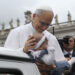 El papa León XIV durante su primera audiencia general en la plaza de San Pedro del Vaticano, ante miles de fieles. Foto: Simone Risoluti / Dicasterio para la Comunicación del Vaticano / EFE.