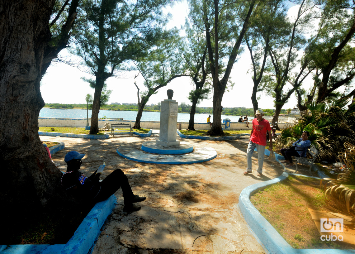 Parque y busto de José Martí en el poblado habanero de Cojímar. Foto: Otmaro Rodríguez.