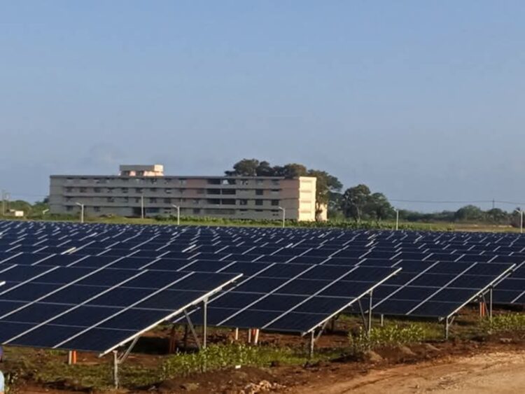Parque solar fotovoltaico Juan Pérez II, el segundo instalado en Granma. Foto: Tomada de la UNE.