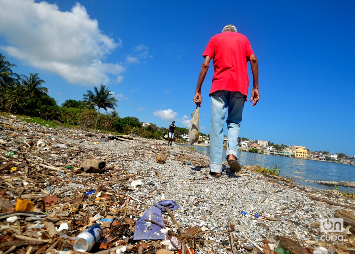 Personas caminando por la playa de  Cojímar. Foto: Otmaro Rodríguez.
