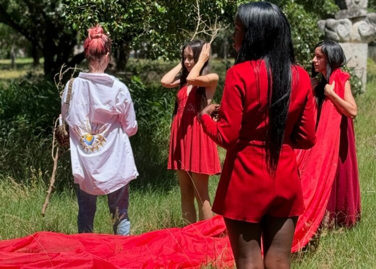 May Reguera durante el proceso de realización de "Rojo". Foto: Tomada del Instagram de May Reguera.