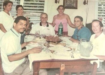 "Tomó café en casa de María Aurora Benítez una pobladora que perdió el techo", escribió el investigador Julio César González Pagés. Foto: Arzobispado de Santiago de Cuba