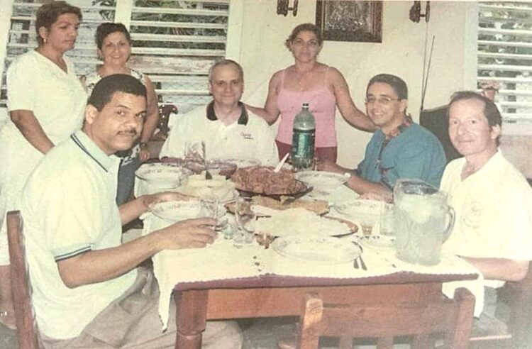 "Tomó café en casa de María Aurora Benítez una pobladora que perdió el techo", escribió el investigador Julio César González Pagés. Foto: Arzobispado de Santiago de Cuba