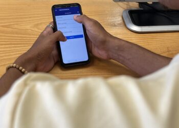 Joven realiza transferencia a través de Transfermóvil. Foto: OnCuba.