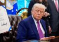 Donald Trump durante la firma de otra orden ejecutiva el 9 de mayo de 2025. Foto: EFE/EPA/Yuri Gripas / POOL.