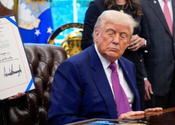 Donald Trump durante la firma de otra orden ejecutiva el 9 de mayo de 2025. Foto: EFE/EPA/Yuri Gripas / POOL.