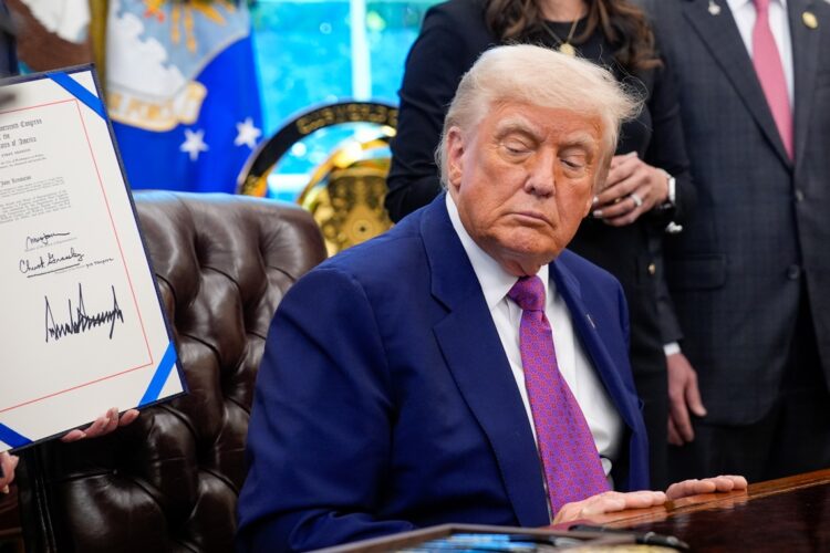 Donald Trump durante la firma de otra orden ejecutiva el 9 de mayo de 2025. Foto: EFE/EPA/Yuri Gripas / POOL.