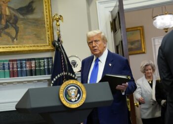 Donald Trump habla sobre el alto al fuego entre India y Pakistán, el nuevo acuerdo comercial entre Estados Unidos y China, y el regreso de Eden Alexander del cautiverio de Hamás. Foto: EFE/EPA/CHRIS KLEPONIS/ POOL.