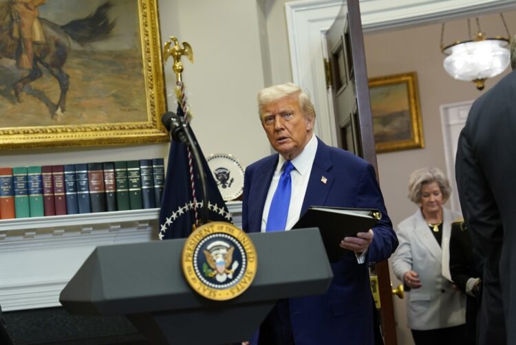 Donald Trump habla sobre el alto al fuego entre India y Pakistán, el nuevo acuerdo comercial entre Estados Unidos y China, y el regreso de Eden Alexander del cautiverio de Hamás. Foto: EFE/EPA/CHRIS KLEPONIS/ POOL.