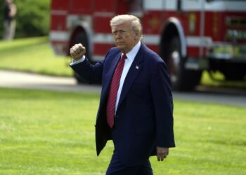 El presidente Donald Trump se dirige al Marine One desde el Jardín Sur de la Casa Blanca, 23 de mayo de 2025. Foto: EFE/EPA/WILL OLIVER.