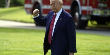El presidente Donald Trump se dirige al Marine One desde el Jardín Sur de la Casa Blanca, 23 de mayo de 2025. Foto: EFE/EPA/WILL OLIVER.