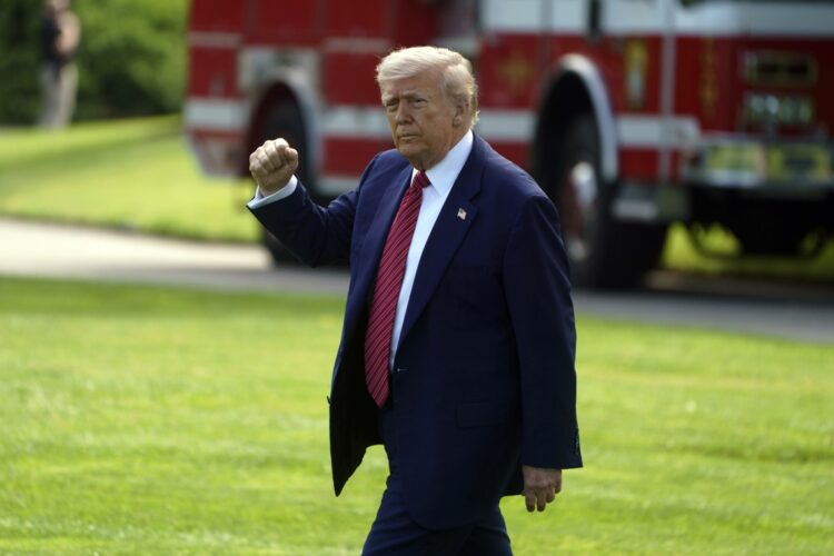 El presidente Donald Trump se dirige al Marine One desde el Jardín Sur de la Casa Blanca, 23 de mayo de 2025. Foto: EFE/EPA/WILL OLIVER.