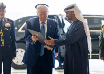 ABU DHABI (United Arab Emirates), 16/05/2025.- A handout photo made available by the UAE's Presidential Court shows President of the United Arab Emirates Sheikh Mohamed bin Zayed Al Nahyan (R) receiving a gift from US President Donald Trump (C) during his farewell at the Presidential Airport in Abu Dhabi, United Arab Emirates, 16 May 2025. (Emiratos Árabes Unidos) EFE/EPA/UAE PRESIDENTIAL COURT / HANDOUT HANDOUT EDITORIAL USE ONLY/NO SALES