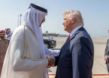 El emir de Qatar, el jeque Tamim bin Hamad al-Thani, dando la bienvenida al presidente  Trump a su llegada a Doha el 14 de mayo de 2025. (Foto: EFE/EPA/AGENCIA DE NOTICIAS QATAR .