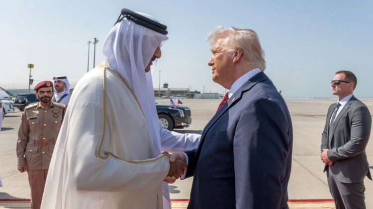 El emir de Qatar, el jeque Tamim bin Hamad al-Thani, dando la bienvenida al presidente  Trump a su llegada a Doha el 14 de mayo de 2025. (Foto: EFE/EPA/AGENCIA DE NOTICIAS QATAR .