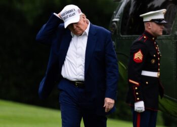 El presidente estadounidense Donald Trump cruza el Jardín Sur tras salir del Marine One en la Casa Blanca, en Washington DC, el 25 de mayo de 2025. Foto: TIERNEY L CROSS / EFE / EPA / POOL.