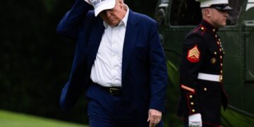 El presidente estadounidense Donald Trump cruza el Jardín Sur tras salir del Marine One en la Casa Blanca, en Washington DC, el 25 de mayo de 2025. Foto: TIERNEY L CROSS / EFE / EPA / POOL.