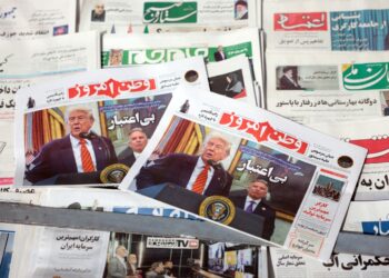Ejemplares del diario iraní Vatan Emrouz con una foto del presidente estadounidense Trump titulada "No confiable" se exhiben en un quiosco en Teherán, Irán, el 11 de mayo de 2025. Foto: EFE/EPA/ABEDIN TAHERKENAREH.