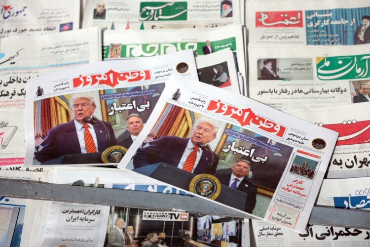Ejemplares del diario iraní Vatan Emrouz con una foto del presidente estadounidense Trump titulada "No confiable" se exhiben en un quiosco en Teherán, Irán, el 11 de mayo de 2025. Foto: EFE/EPA/ABEDIN TAHERKENAREH.