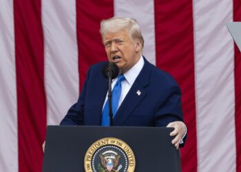 Trump en el Cementerio de Arlington, el 26 de mayo.  Foto: JIM LO SCALZO/EFE/EPA.