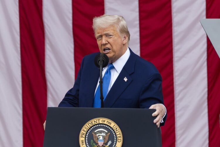 Trump en el Cementerio de Arlington, el 26 de mayo.  Foto: JIM LO SCALZO/EFE/EPA.