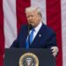 Trump en el Cementerio de Arlington, el 26 de mayo.  Foto: JIM LO SCALZO/EFE/EPA.