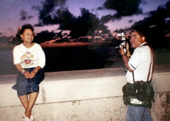 Nick Ut (d) y Kim Phuc en el malecón de La Habana, en 1989. 