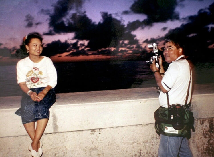 Nick Ut (d) y Kim Phuc en el malecón de La Habana, en 1989. 