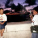 Nick Ut (d) y Kim Phuc en el malecón de La Habana, en 1989. 
