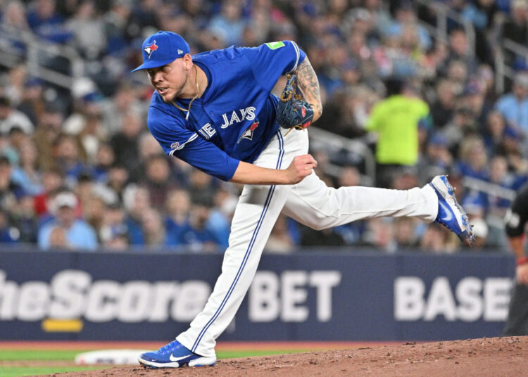 Yariel Rodríguez trabaja como relevista en un partido de los Toronto Blue Jays. Foto: Dan Hamilton/USA Today Sports.
