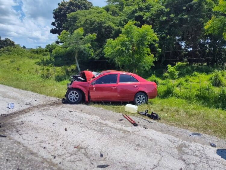 Uno de los autos involucrados en el accidente de tránsito ocurrido en Villa Clara, el 23 de mayo de 2025. Foto: Henry Omar Pérez.