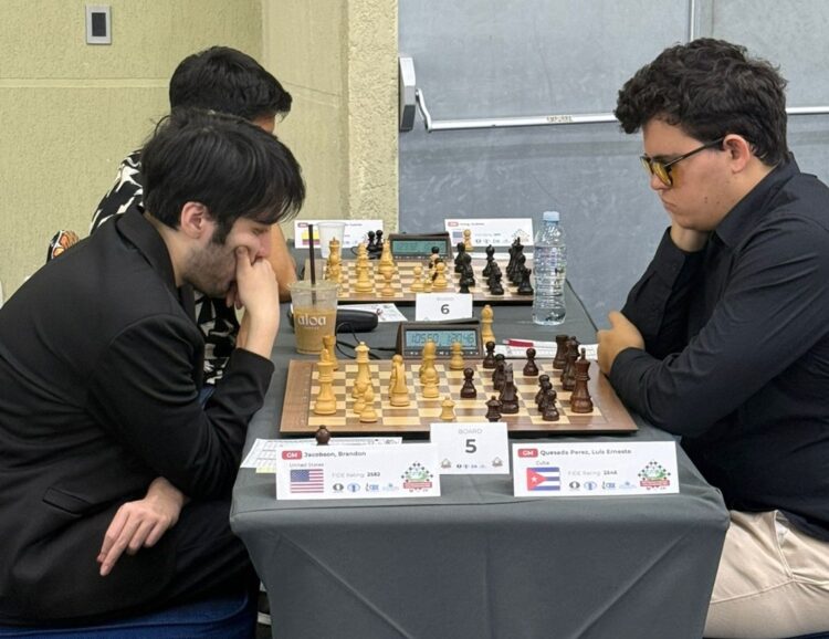 Luis Ernesto Quesada (der) en partida contra Brandon Jacobson. Foto: FIDE América.