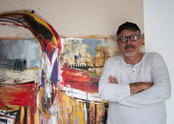 Ante su obra “Himno nacional”. Foto: Cortesía del artista.