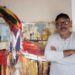 Ante su obra “Himno nacional”. Foto: Cortesía del artista.