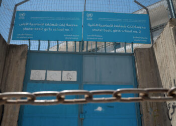 Fuerzas israelíes irrumpieron por la fuerza y forzaron el cierre este jueves de tres escuelas de la agencia de la ONU para los refugiados palestinos (UNRWA) en el campamento de refugiados de Shuafat, norte de Jerusalén Este. Foto: EFE/ Magda Gibelli.