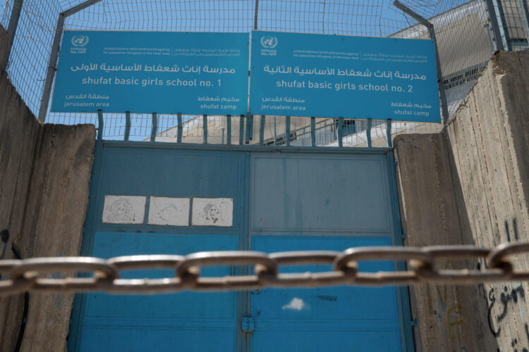 Fuerzas israelíes irrumpieron por la fuerza y forzaron el cierre este jueves de tres escuelas de la agencia de la ONU para los refugiados palestinos (UNRWA) en el campamento de refugiados de Shuafat, norte de Jerusalén Este. Foto: EFE/ Magda Gibelli.
