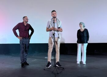 El realizador Daniel Montero (izq.), el estudiante palestino de Medicina Murid Abukhater y la médica investigadora Teresita Rodríguez Obaya en el cine Acapulco, luego de la proyección de los documentales. Foto: Cubacine/FB.
