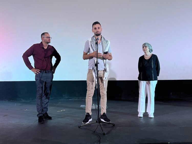 El realizador Daniel Montero (izq.), el estudiante palestino de Medicina Murid Abukhater y la médica investigadora Teresita Rodríguez Obaya en el cine Acapulco, luego de la proyección de los documentales. Foto: Cubacine/FB.