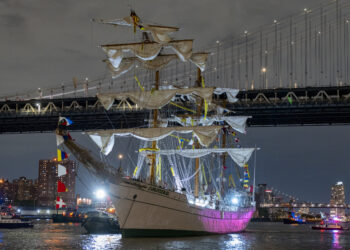 Buque escuela mexicano Cuauhtémoc junto al puente de Brooklyn, Nueva York, tras su choque el pasado 17 de mayo de 2025. Foto: Ángel Colmenares / EFE.