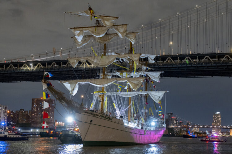 Buque escuela mexicano Cuauhtémoc junto al puente de Brooklyn, Nueva York, tras su choque el pasado 17 de mayo de 2025. Foto: Ángel Colmenares / EFE.