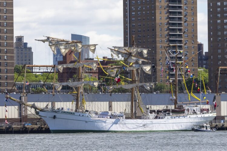 El buque escuela Cuauhtémoc, de la Armada de México, atracó en el East River, el 18 de mayo de 2025. Foto: JUSTIN LANE/EFE/EPA.