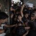 Cientos de palestinos esperan por una ración de comida en la ciudad de Gaza. Foto: FE/EPA/HAITHAM IMAD.