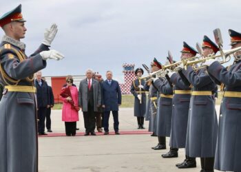 San Petersburgo es la primera parada de esta visita oficial. Díaz-Canel y Lis Cuesta, durante el recibimiento. Foto: Presidencia Cuba