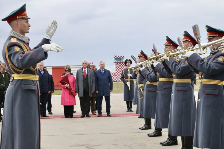 San Petersburgo es la primera parada de esta visita oficial. Díaz-Canel y Lis Cuesta, durante el recibimiento. Foto: Presidencia Cuba