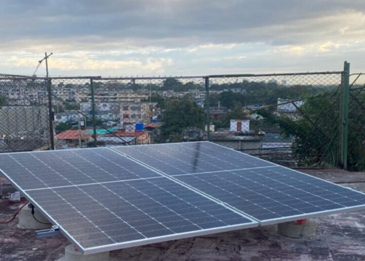 Panel solar en el techo de la vivieda de Carlos Carcell en Marianao.  Foto: Cortesía de Kjell Ove Hatlem