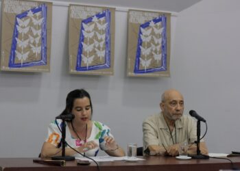 Camila Valdés León, directora del Centro de Estudios del Caribe de la Casa de las Américas, y el intelectual haitiano Frantz Voltaire. Foto: perfil de Casa de las Américas en Facebook.
