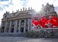 Ciudad del Vaticano, 07/05/2025.- Una pantalla gigante instalada en la Plaza de San Pedro muestra a los cardenales electores al comenzar el cónclave para elegir a un nuevo papa, en el Vaticano, el 7 de mayo de 2025. (Papa, Cardenal) Foto: EFE/EPA/FABIO FRUSTACI.