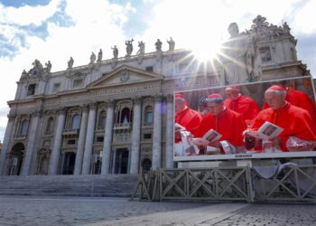Ciudad del Vaticano, 07/05/2025.- Una pantalla gigante instalada en la Plaza de San Pedro muestra a los cardenales electores al comenzar el cónclave para elegir a un nuevo papa, en el Vaticano, el 7 de mayo de 2025. (Papa, Cardenal) Foto: EFE/EPA/FABIO FRUSTACI.