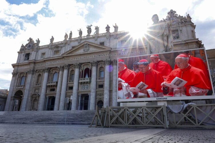 Ciudad del Vaticano, 07/05/2025.- Una pantalla gigante instalada en la Plaza de San Pedro muestra a los cardenales electores al comenzar el cónclave para elegir a un nuevo papa, en el Vaticano, el 7 de mayo de 2025. (Papa, Cardenal) Foto: EFE/EPA/FABIO FRUSTACI.