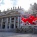 Ciudad del Vaticano, 07/05/2025.- Una pantalla gigante instalada en la Plaza de San Pedro muestra a los cardenales electores al comenzar el cónclave para elegir a un nuevo papa, en el Vaticano, el 7 de mayo de 2025. (Papa, Cardenal) Foto: EFE/EPA/FABIO FRUSTACI.
